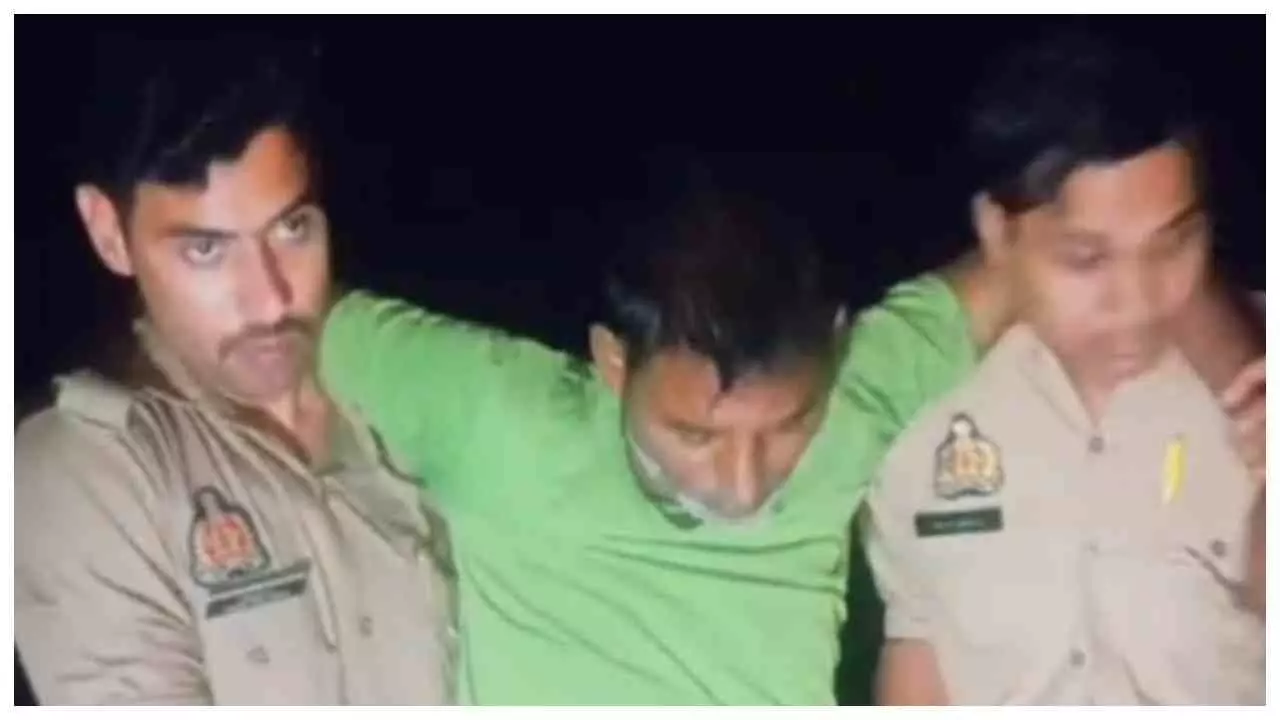 Etah News: कुंडल लूट के आरोपी से पुलिस की मुठभेड़, गोली लगने के बाद गिरफ्तार हुआ रफीक बंजारा