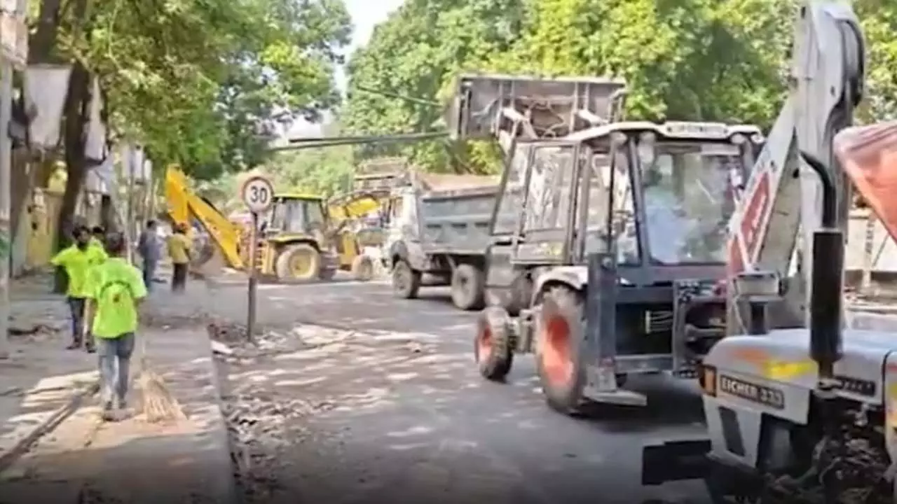 Lucknow News: लखनऊ कचहरी में नगर निगम का बड़ा एक्शन! 240 अवैध चैंबरों पर चला बुलडोजर, मौके पर भारी हंगामा