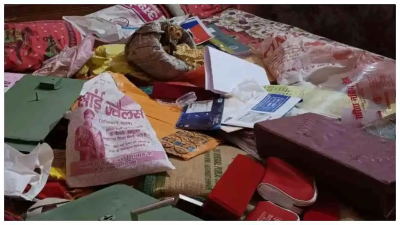 Hapur News: गन्दूनगला में चोरों का आतंक, दो घरों से लाखों की नगदी-जेवरात चोरी, गांव में दहशत