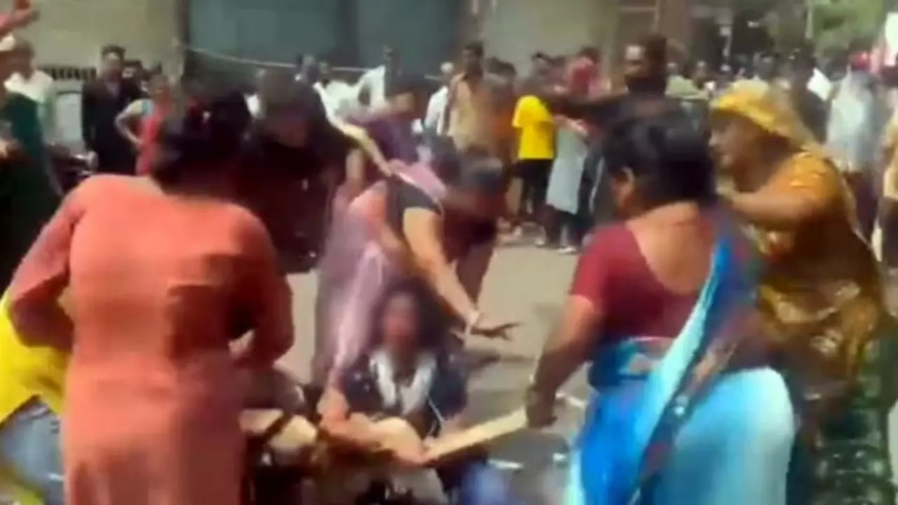 Woman Humiliation: महिला के बाल काटे, चप्पल की माला पहनाकर सरेआम निकाली परेड, Viral कर दिया शर्मनाक वीडियो
