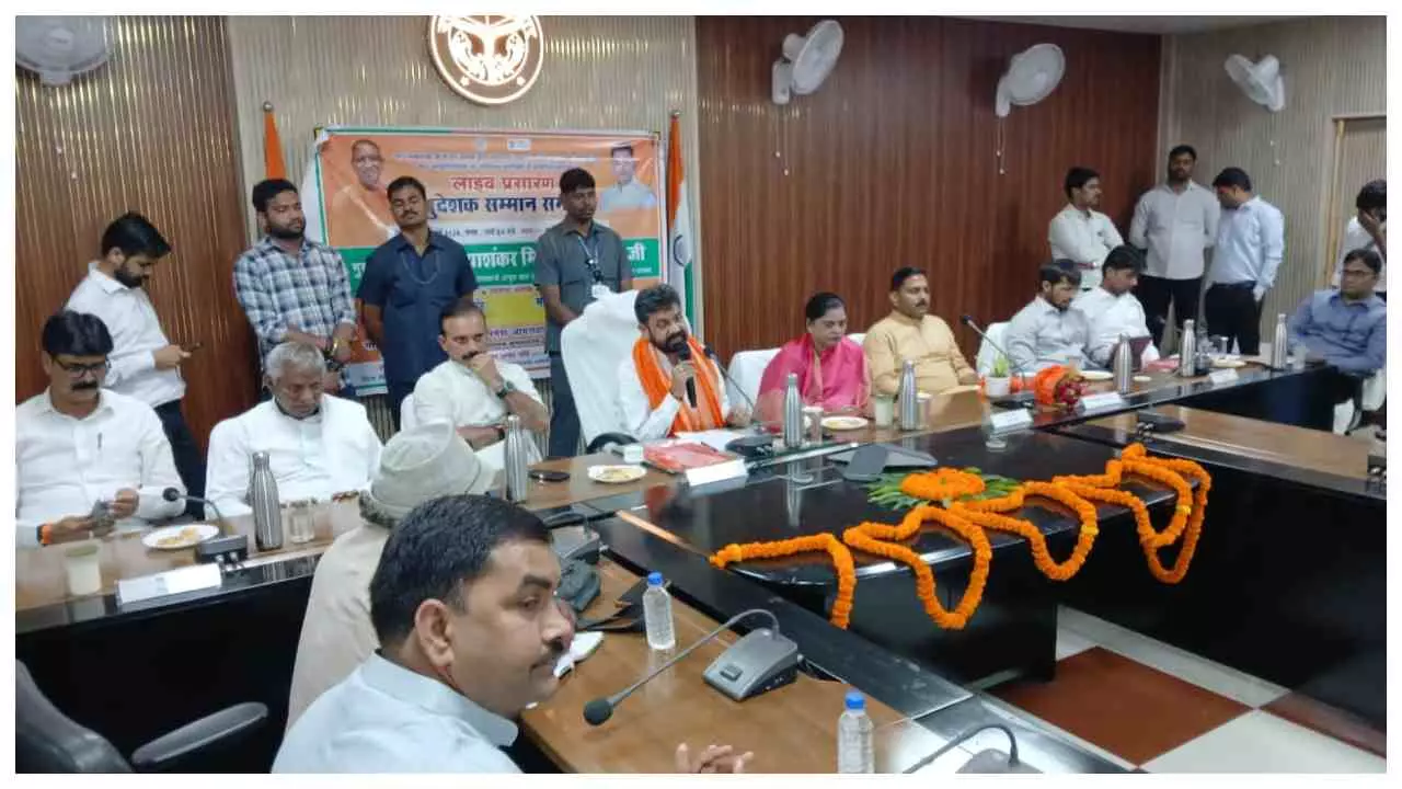 Chandauli News:  चंदौली में अनुदेशकों को बढ़े मानदेय के चेक, मंत्री-विधायकों ने किया सम्मानित