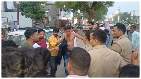 Etah News: एटा में जीटी रोड पर स्कोर्पियो सवारों की गुंडई साइड न देने पर दूसरी कार को रोक चालक से सरेआम मारपीट Etah News: एटा में जीटी रोड पर स्कोर्पियो सवारों की गुंडई साइड न देने पर दूसरी कार को रोक चालक से सरेआम मारपीट