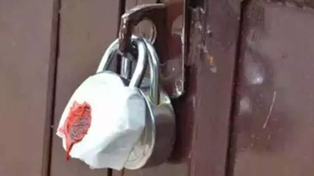 Inspection of all cracker factories in Dewas, a seal on violation of rules Inspection of all cracker factories in Dewas, a seal on violation of rules