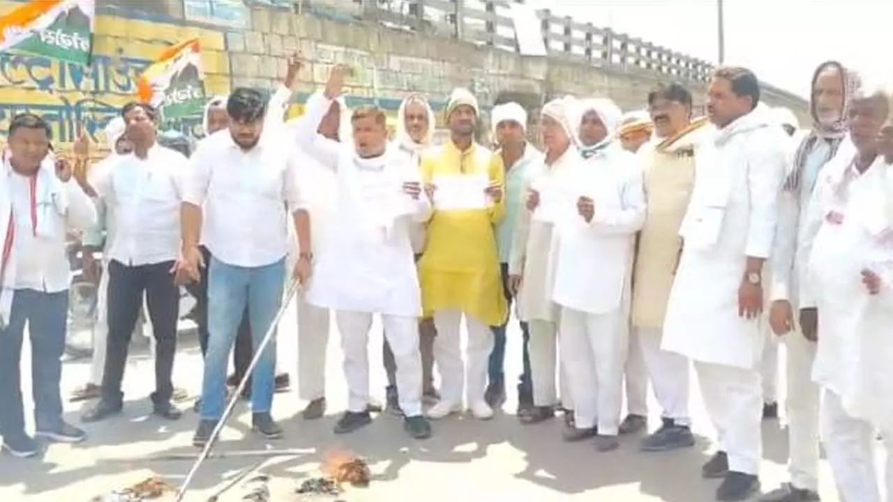 Congress protests against inflation, government blows its doll Congress protests against inflation, government blows its doll