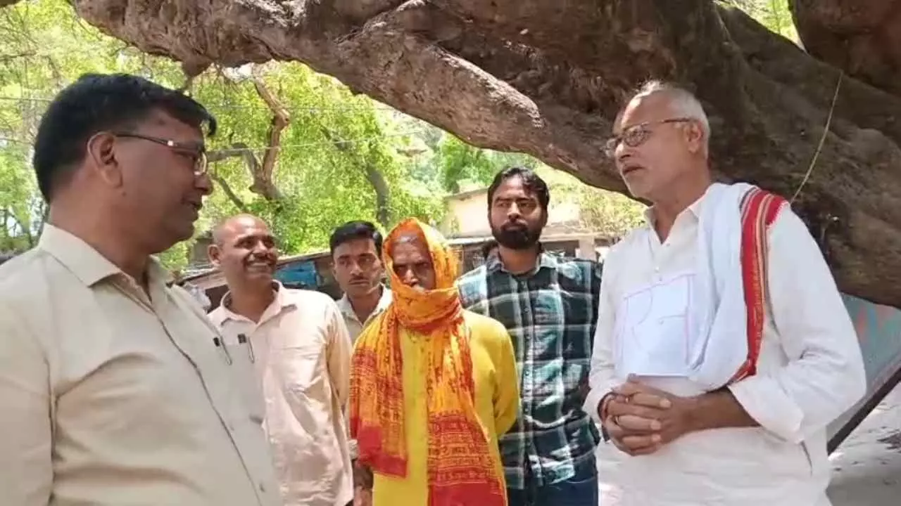 Raebareli News: रायबरेली में बिजली-पानी संकट को लेकर बीजेपी किसान नेता रमेश बहादुर सिंह धरने पर बैठे Raebareli News: रायबरेली में बिजली-पानी संकट को लेकर बीजेपी किसान नेता रमेश बहादुर सिंह धरने पर बैठे