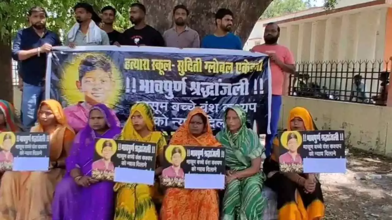 Mainpuri News: वंश कश्यप हत्याकांड में आरोपियों की गिरफ्तारी की मांग, धरने पर बैठा पीड़ित परिवार