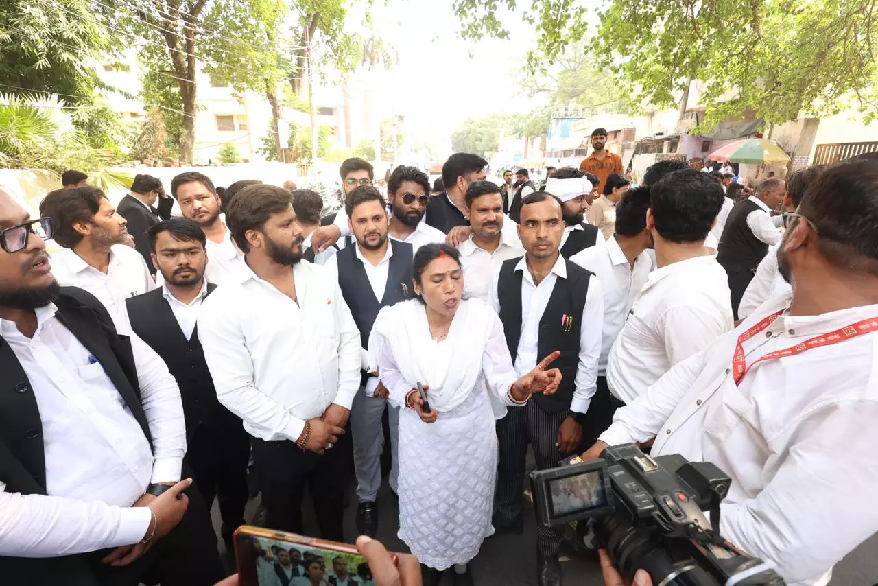 Lucknow News: लखनऊ में वकीलों का हंगामा, चैम्बर तोड़े जाने पर कैसरबाग रोड दो घंटे तक जाम Lucknow News: लखनऊ में वकीलों का हंगामा, चैम्बर तोड़े जाने पर कैसरबाग रोड दो घंटे तक जाम