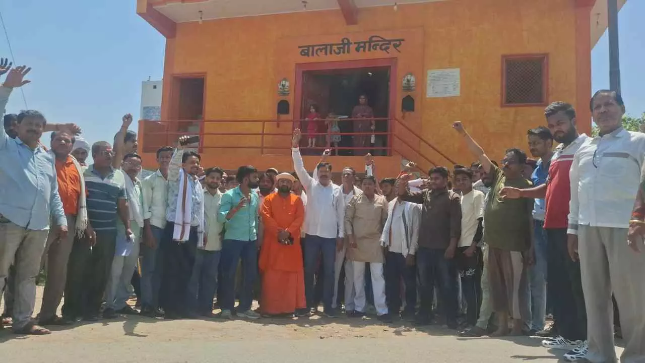 Aligarh News: खेरेश्वर चौराहे पर बालाजी मंदिर हटाने का विरोध, करणी सेना और स्थानीय लोगों का प्रदर्शन Aligarh News: खेरेश्वर चौराहे पर बालाजी मंदिर हटाने का विरोध, करणी सेना और स्थानीय लोगों का प्रदर्शन