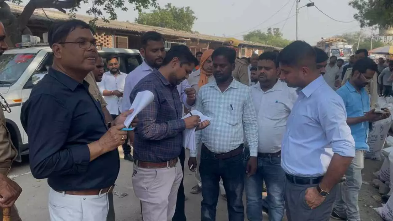 Hardoi News: सरकारी बोरों में चल रहा था गेहूं का खेल! हरदोई मंडी में छापेमारी से मचा हड़कंप