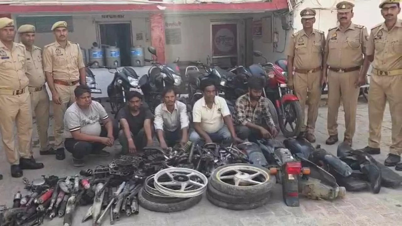 Firozabad News: शिकोहाबाद पुलिस की बड़ी कार्रवाई, छह चोरी की बाइक और पार्ट्स सहित पांच  गिरफ्तार