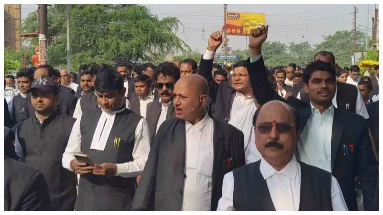 Azamgarh News : आजमगढ़ में वकीलों का प्रदर्शन, लखनऊ लाठीचार्ज के विरोध में चक्का जाम और नारेबाजी Azamgarh News : आजमगढ़ में वकीलों का प्रदर्शन, लखनऊ लाठीचार्ज के विरोध में चक्का जाम और नारेबाजी