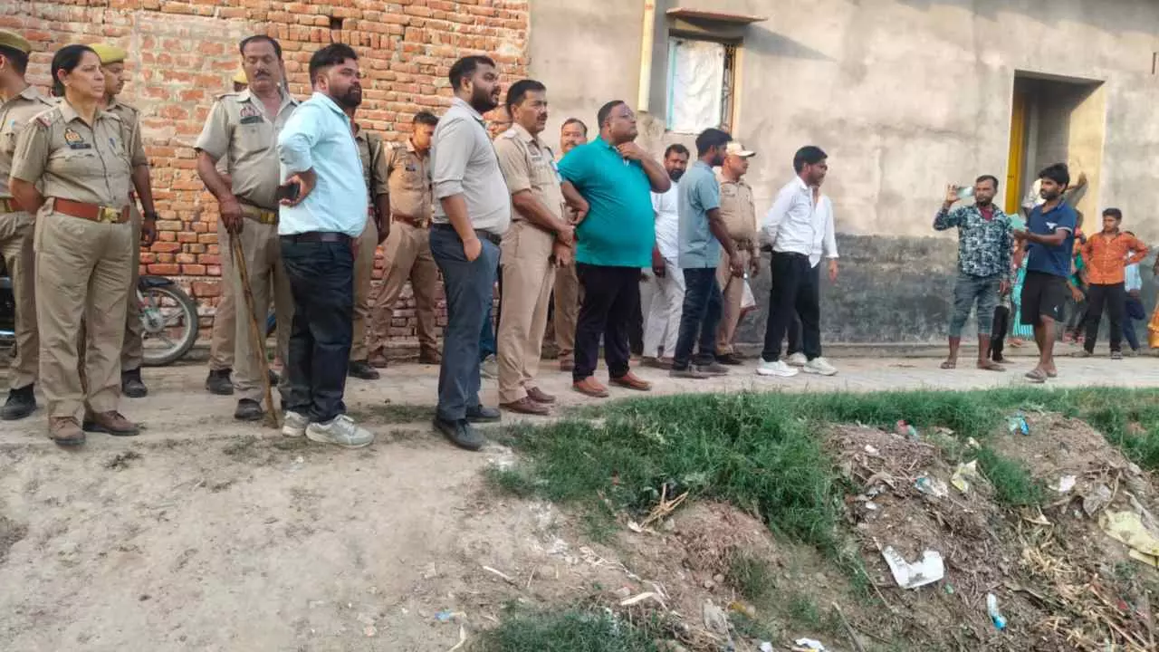 Etah News: जिलाधिकारी के निर्देश पर जलेसर में सरकारी भूमि से हटाया गया अवैध अतिक्रमण