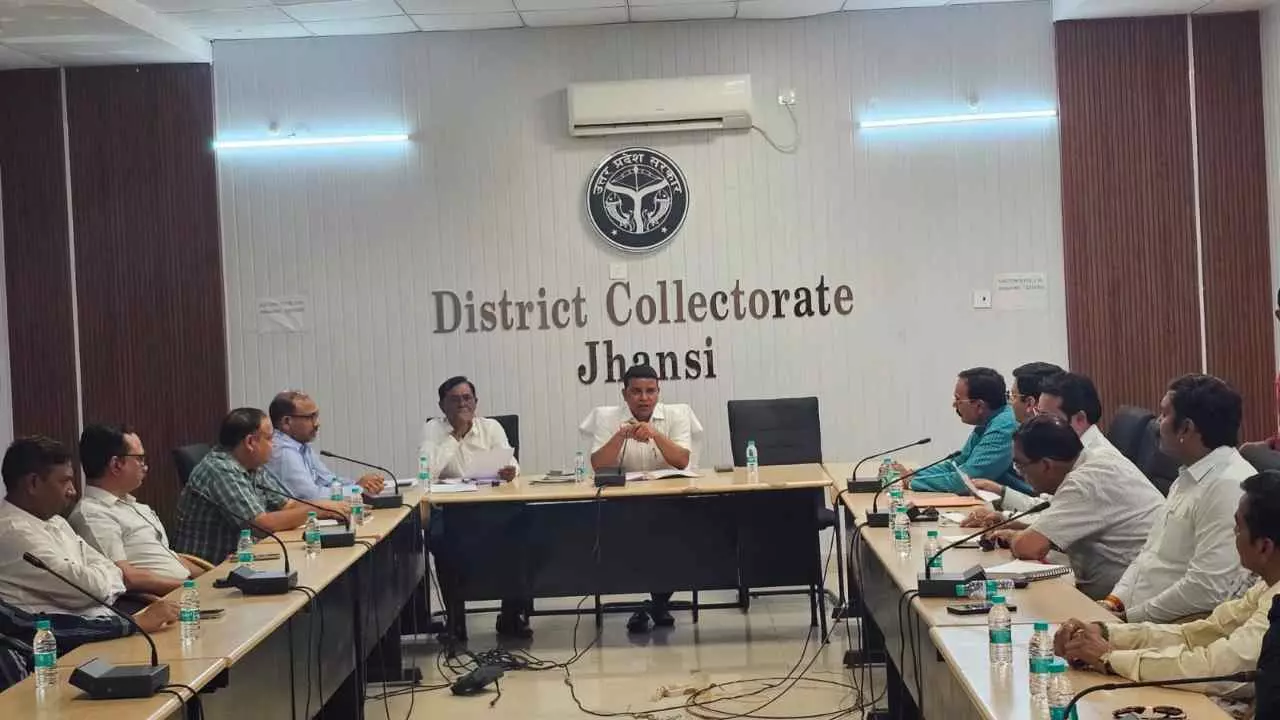 Jhansi: झांसी में सर्राफा व्यापारियों की बैठक, सोना-चांदी बुलियन व्यापार को हतोत्साहित करने पर सहमति Jhansi: झांसी में सर्राफा व्यापारियों की बैठक, सोना-चांदी बुलियन व्यापार को हतोत्साहित करने पर सहमति