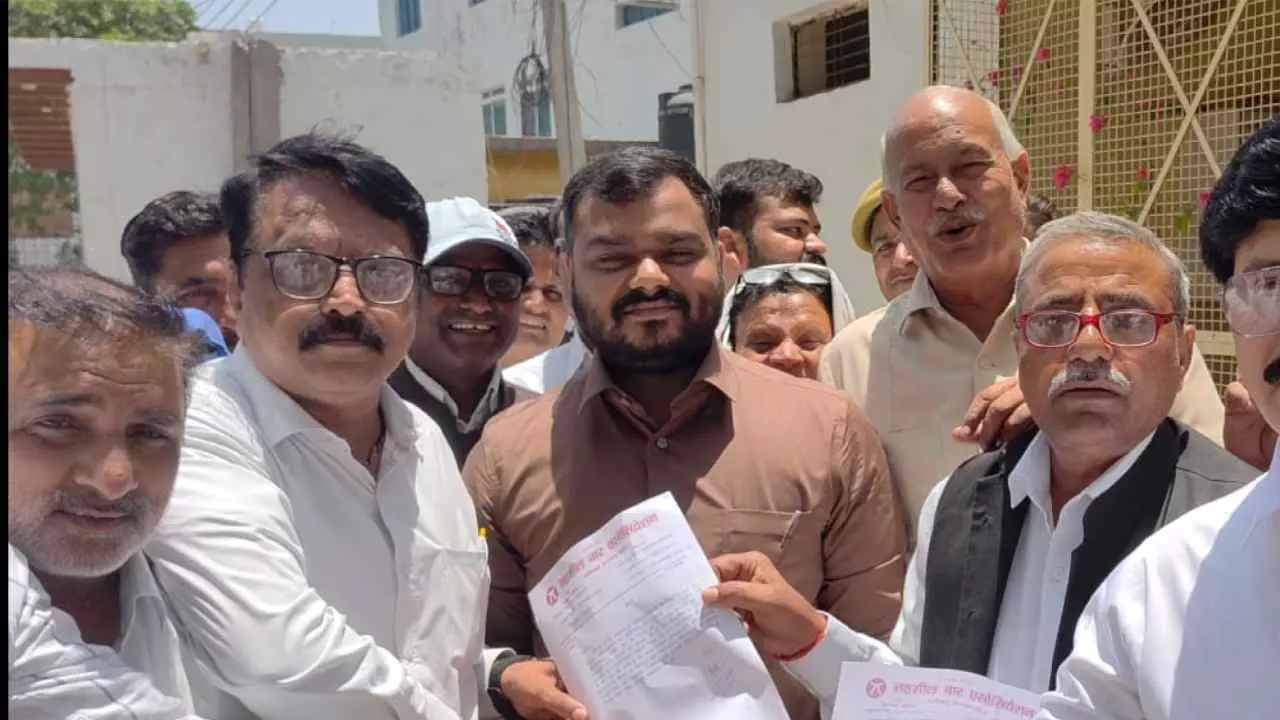 Etah News: लखनऊ में अधिवक्ताओं से पुलिस अभद्रता के विरोध में वकीलों का प्रदर्शन, SDM को सौंपा ज्ञापन