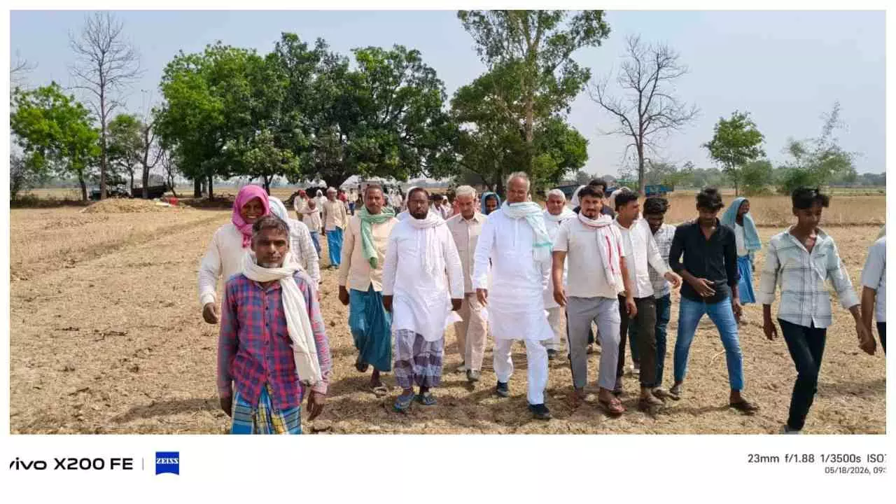 Chandauli News : ग्रामीणों की शिकायत पर पहुंचे पूर्व सांसद,गड़ई नदी खुदाई में लापरवाही पर हुए नाराज Chandauli News : ग्रामीणों की शिकायत पर पहुंचे पूर्व सांसद,गड़ई नदी खुदाई में लापरवाही पर हुए नाराज