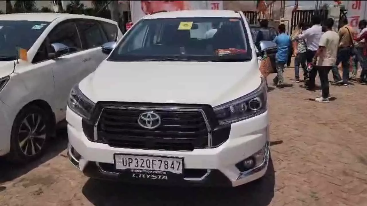 Hardoi News: हरदोई में कार्यक्रम के दौरान घंटों स्टार्ट खड़ी रही राज्यसभा सांसद की गाड़ी, उठे सवाल Hardoi News: हरदोई में कार्यक्रम के दौरान घंटों स्टार्ट खड़ी रही राज्यसभा सांसद की गाड़ी, उठे सवाल