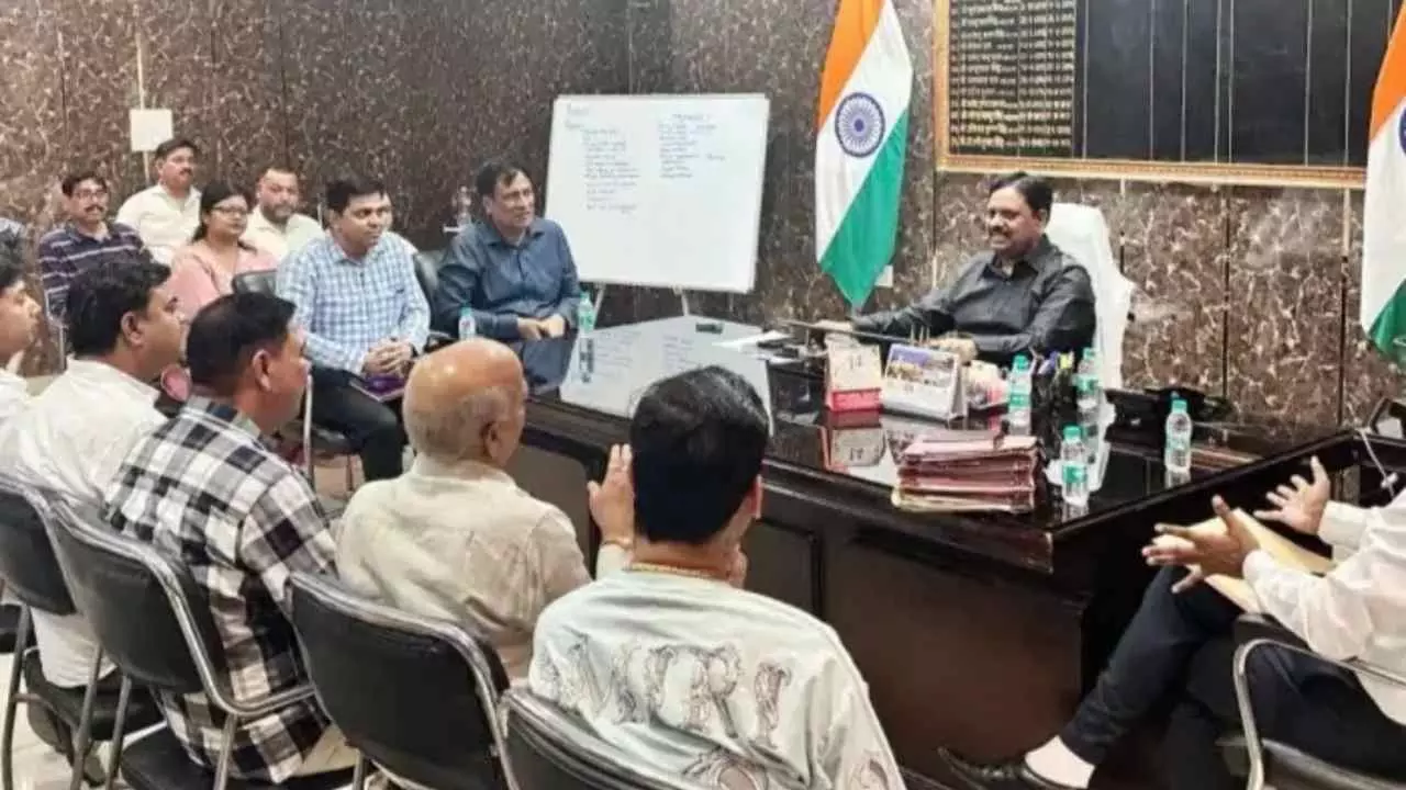 Mainpuri News: प्रशासन और सर्राफा व्यापारियों की अहम बैठक, आर्थिक संतुलन बनाए रखने पर दिया जोर Mainpuri News: प्रशासन और सर्राफा व्यापारियों की अहम बैठक, आर्थिक संतुलन बनाए रखने पर दिया जोर
