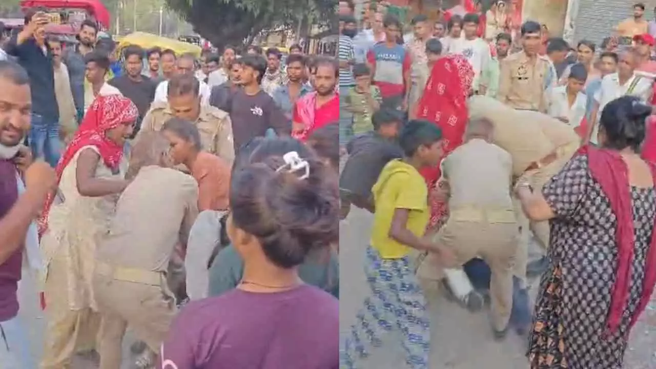Etah News: एटा में जेबकतरे को पकड़ने पर हंगामा, महिलाओं और बच्चों ने पुलिस से की धक्का-मुक्की Etah News: एटा में जेबकतरे को पकड़ने पर हंगामा, महिलाओं और बच्चों ने पुलिस से की धक्का-मुक्की