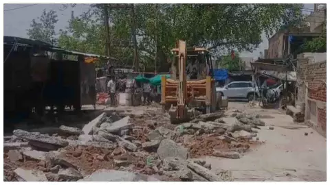 Firozabad News : फिरोजाबाद में स्वास्थ्य विभाग की जमीन से कब्जा हटाया, प्रशासन ने चलाया बुलडोजर