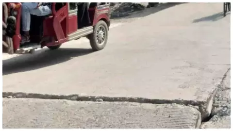 Aligarh News: दोदपुर में सड़क धंसने पर नगर निगम अलर्ट, पुलिया और सड़क मरम्मत कार्य तेज़