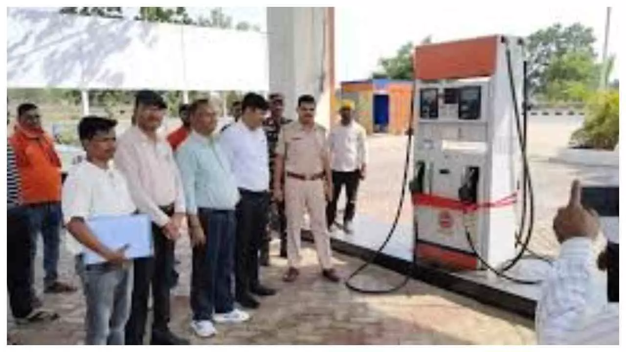 Jharkhand News : गढ़वा में पेट्रोल-डीजल पर अतिरिक्त वसूली, प्रशासन ने पेट्रोल पंप किया सील