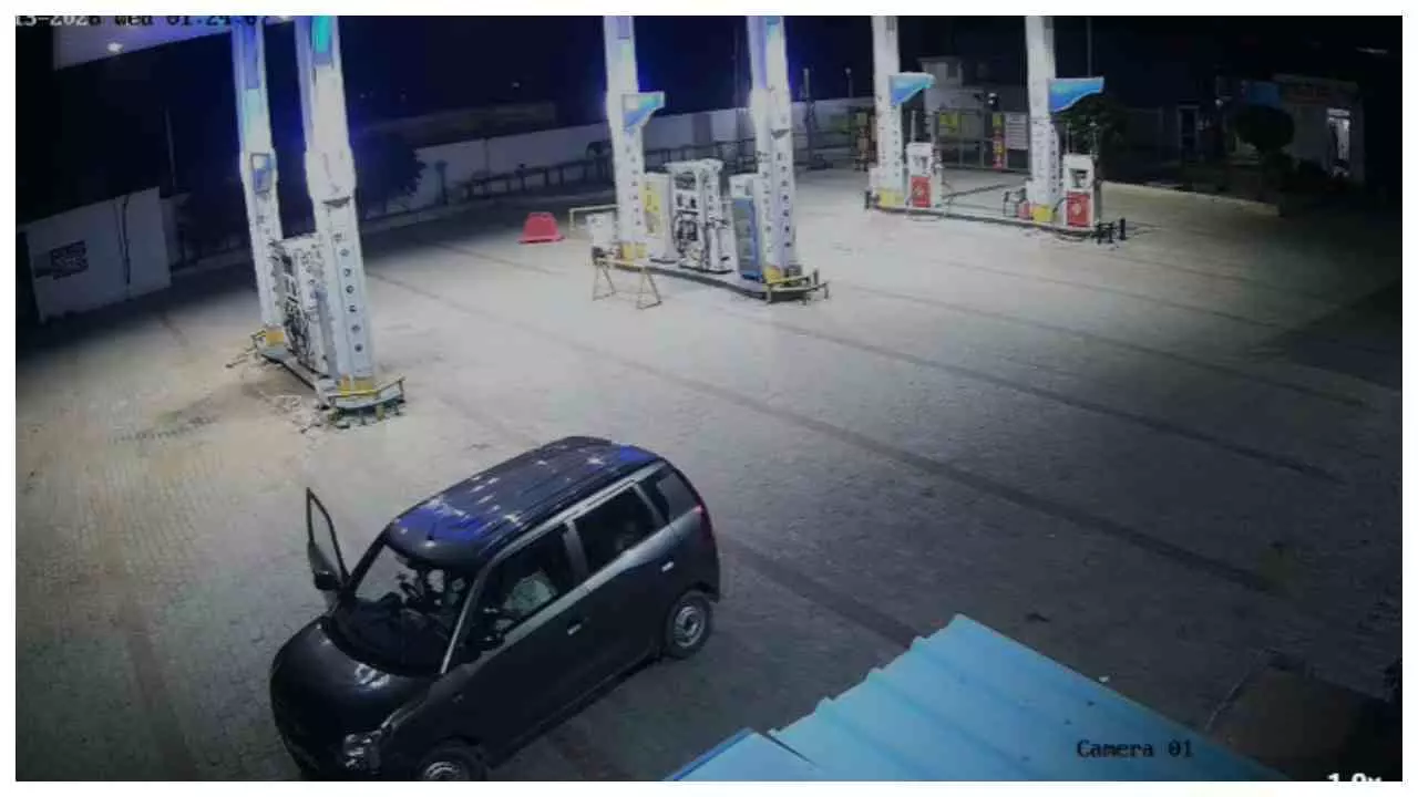Hapur News : हापुड़ में पेट्रोल पंप पर दबंगों का तांडव, लाठी-डंडों से मशीनों में तोड़फोड़ Hapur News : हापुड़ में पेट्रोल पंप पर दबंगों का तांडव, लाठी-डंडों से मशीनों में तोड़फोड़