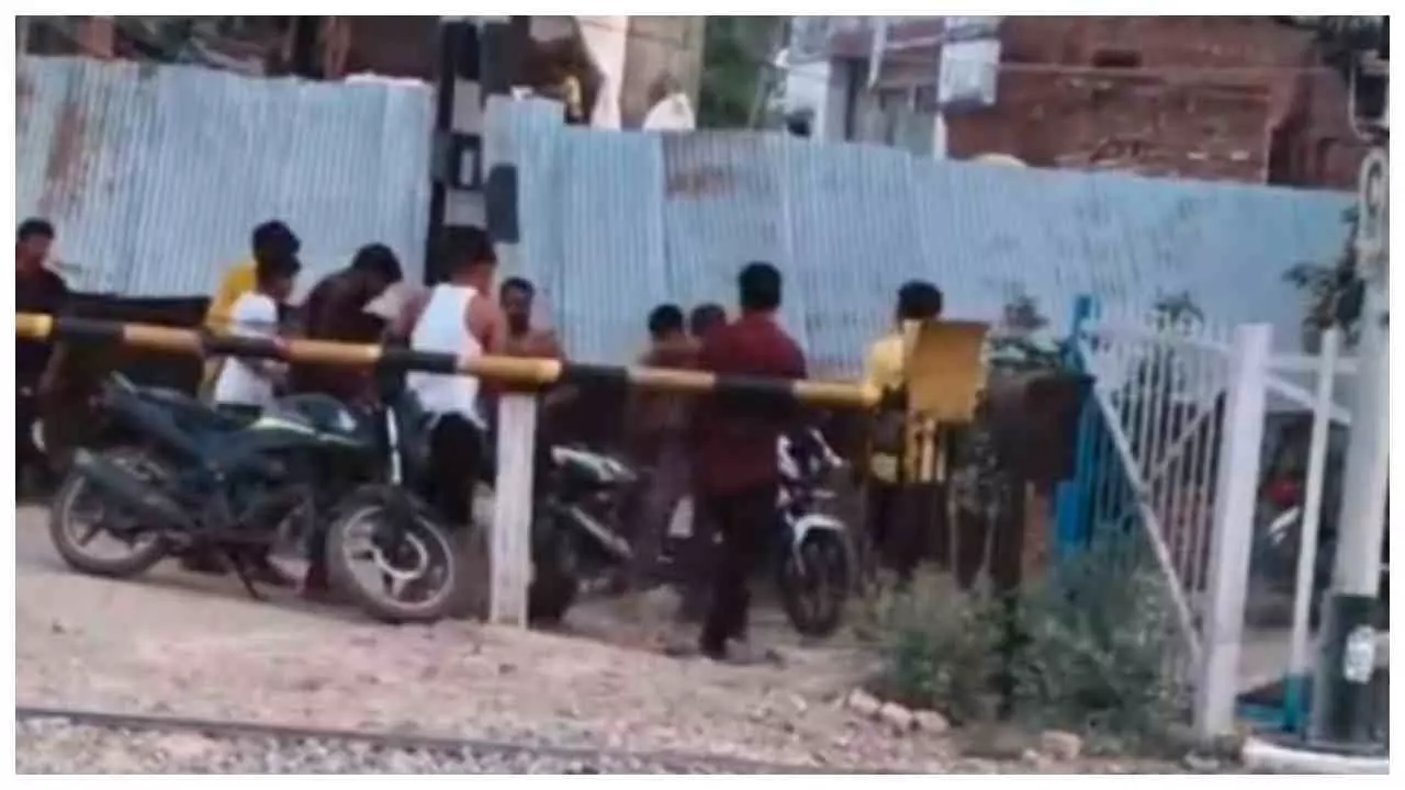 Barabanki News : बाराबंकी में रेलवे गेट बंद करने पर गेटमैन से मारपीट, मोबाइल फेंका गया