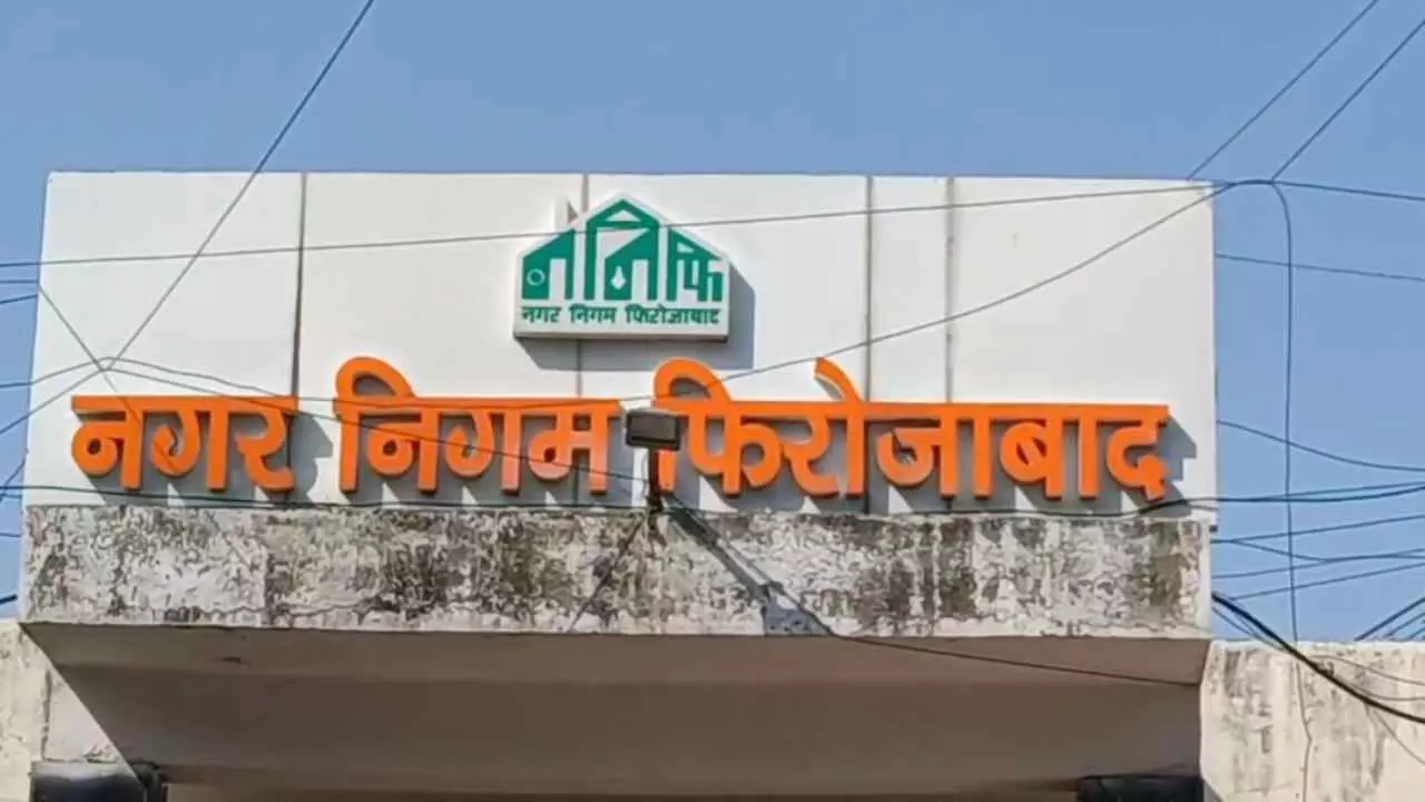 Firozabad: फ़िरोज़ाबाद में भाजपा पार्षद ऊषा शंखवार का अनोखा विरोध, नगर निगम परिसर में कराया मुंडन