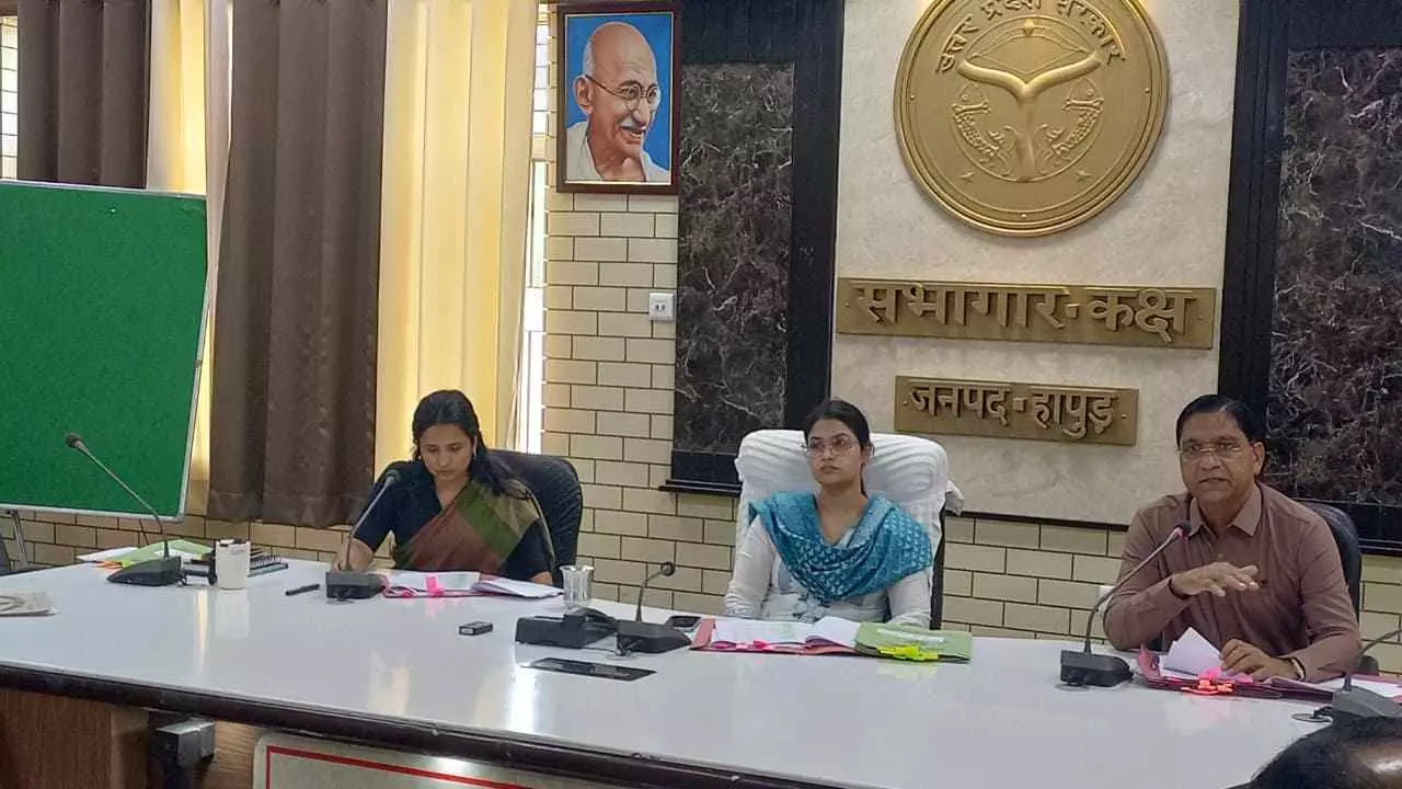 Hapur News: हापुड़ में पर्यावरण संरक्षण को लेकर सख्त हुई प्रशासनिक मशीनरी, डीएम ने दिए बड़े निर्देश
