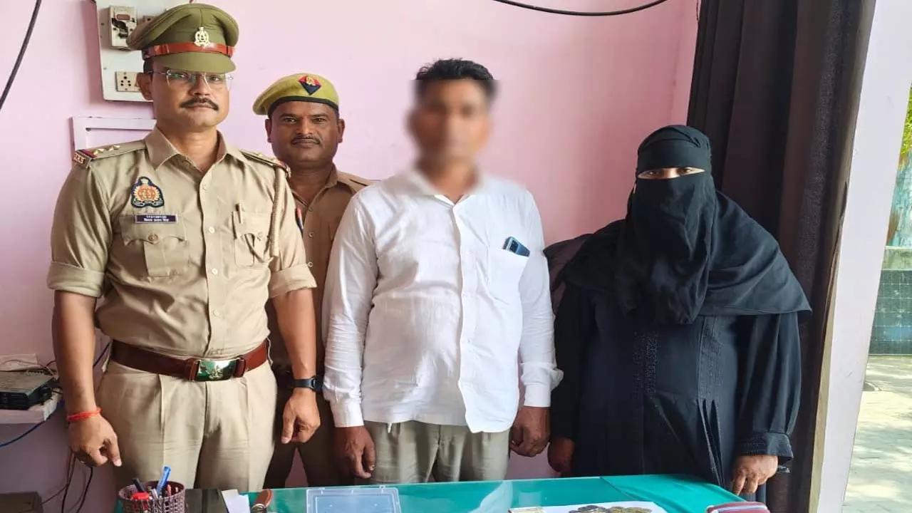 Bag full of small jewelery and cash in e-rickshaw, police recover Bag full of small jewelery and cash in e-rickshaw, police recover