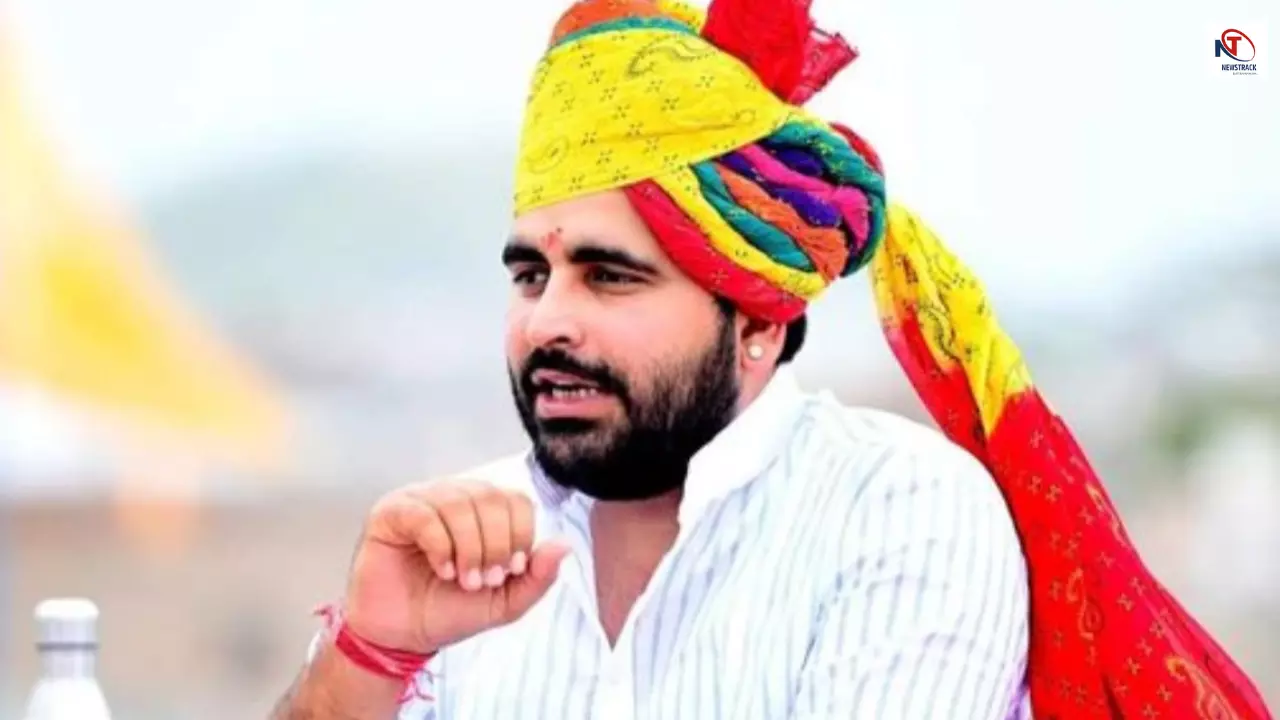 बाड़मेर में बड़ा बवाल! मजदूर आंदोलन के बीच विधायक रविंद्र सिंह भाटी ने खुद पर डाला पेट्रोल बाड़मेर में बड़ा बवाल! मजदूर आंदोलन के बीच विधायक रविंद्र सिंह भाटी ने खुद पर डाला पेट्रोल