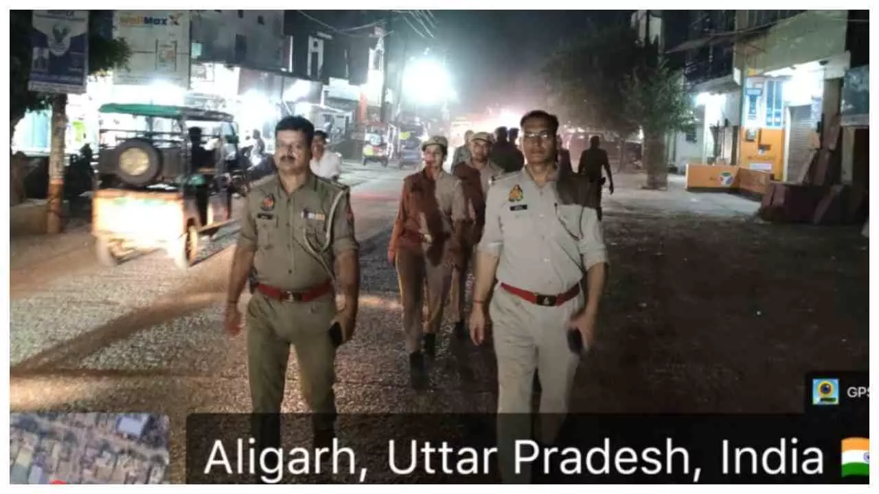 Aligarh News : अलीगढ़ पुलिस का सख्त अभियान, पैदल गश्त और संदिग्धों की जांच जारी Aligarh News : अलीगढ़ पुलिस का सख्त अभियान, पैदल गश्त और संदिग्धों की जांच जारी
