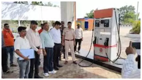 Jharkhand News : गढ़वा में पेट्रोल-डीजल पर अतिरिक्त वसूली, प्रशासन ने पेट्रोल पंप किया सील Jharkhand News : गढ़वा में पेट्रोल-डीजल पर अतिरिक्त वसूली, प्रशासन ने पेट्रोल पंप किया सील