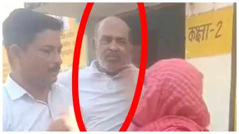 Bulandshahr News: छात्राओं से अश्लीलता करने वाले हेडमास्टर की ग्रामीणों ने की धुनाई, वीडियो वायरल