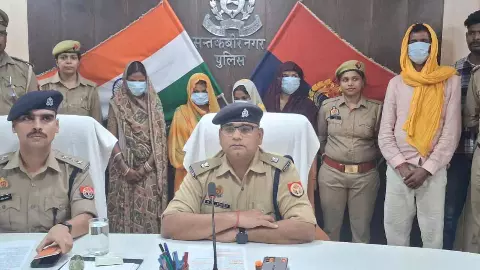 Sant Kabir News: ई-रिक्शा में झपटमारी करने वाले शातिर अंतर्जनपदीय गिरोह का भंडाफोड़, 5 गिरफ्तार