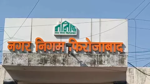 Firozabad: फ़िरोज़ाबाद में भाजपा पार्षद ऊषा शंखवार का अनोखा विरोध, नगर निगम परिसर में कराया मुंडन