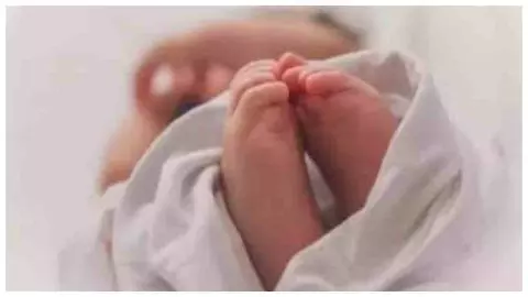 Azamgarh News :  आजमगढ़ में प्रसव के दौरान नवजात की मौत, लापरवाही के आरोप पर अस्पताल में हंगामा