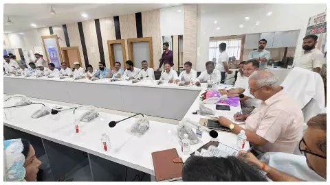 Azamgarh News :जेई द्वारा संतोषजनक उत्तर ने देने पर मुख्य राजस्व अधिकारी ने दी चेतावनी