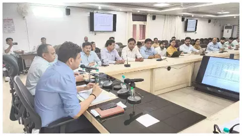 Aligarh News : अलीगढ़ डीएम सख्त, बैठक से गायब एबीएसए पर कार्रवाई और वेतन रोकने के निर्देश Aligarh News : अलीगढ़ डीएम सख्त, बैठक से गायब एबीएसए पर कार्रवाई और वेतन रोकने के निर्देश