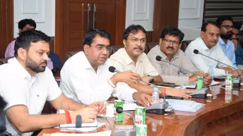 Lakhimpur kheri News: सड़क सुरक्षा को लेकर डीएम सख्त, स्पीड कैमरे और ब्लैक स्पॉट सुधार पर जोर Lakhimpur kheri News: सड़क सुरक्षा को लेकर डीएम सख्त, स्पीड कैमरे और ब्लैक स्पॉट सुधार पर जोर