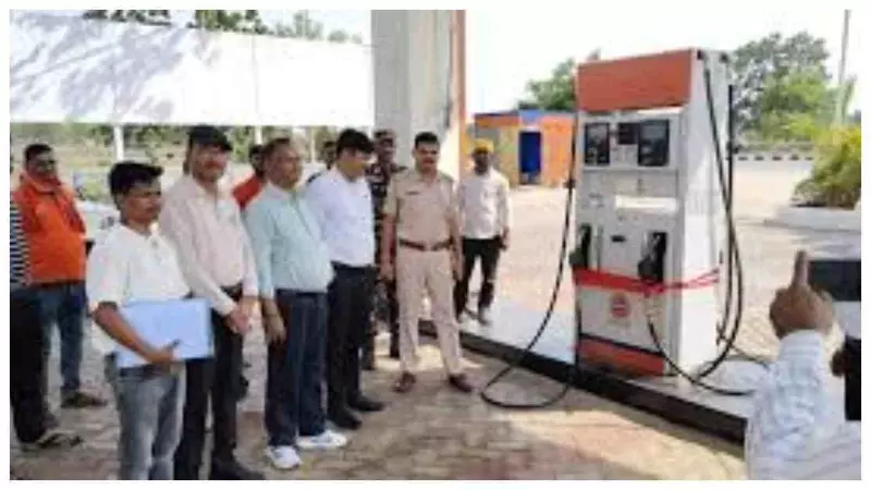 Jharkhand News : गढ़वा में पेट्रोल-डीजल पर अतिरिक्त वसूली, प्रशासन ने पेट्रोल पंप किया सील
