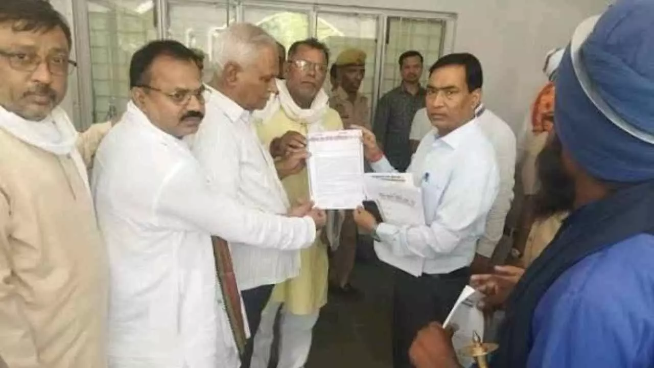Auraiya News: ऑनलाइन दवा बिक्री के विरोध में जिले के मेडिकल स्टोर बंद, केमिस्टों ने सौंपा ज्ञापन Auraiya News: ऑनलाइन दवा बिक्री के विरोध में जिले के मेडिकल स्टोर बंद, केमिस्टों ने सौंपा ज्ञापन