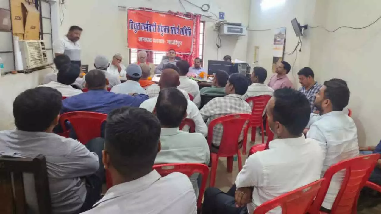 Sonbhadra News: ऊर्जा निगमों में उबाल: कार्रवाई से तिलमिलाए बिजली कर्मी, आंदोलन ने पकड़ी रफ्तार Sonbhadra News: ऊर्जा निगमों में उबाल: कार्रवाई से तिलमिलाए बिजली कर्मी, आंदोलन ने पकड़ी रफ्तार