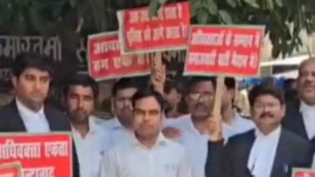 Hardoi News: चैंबर तोड़े जाने से नाराज वकीलों ने सरकार के खिलाफ खोला मोर्चा Hardoi News: चैंबर तोड़े जाने से नाराज वकीलों ने सरकार के खिलाफ खोला मोर्चा