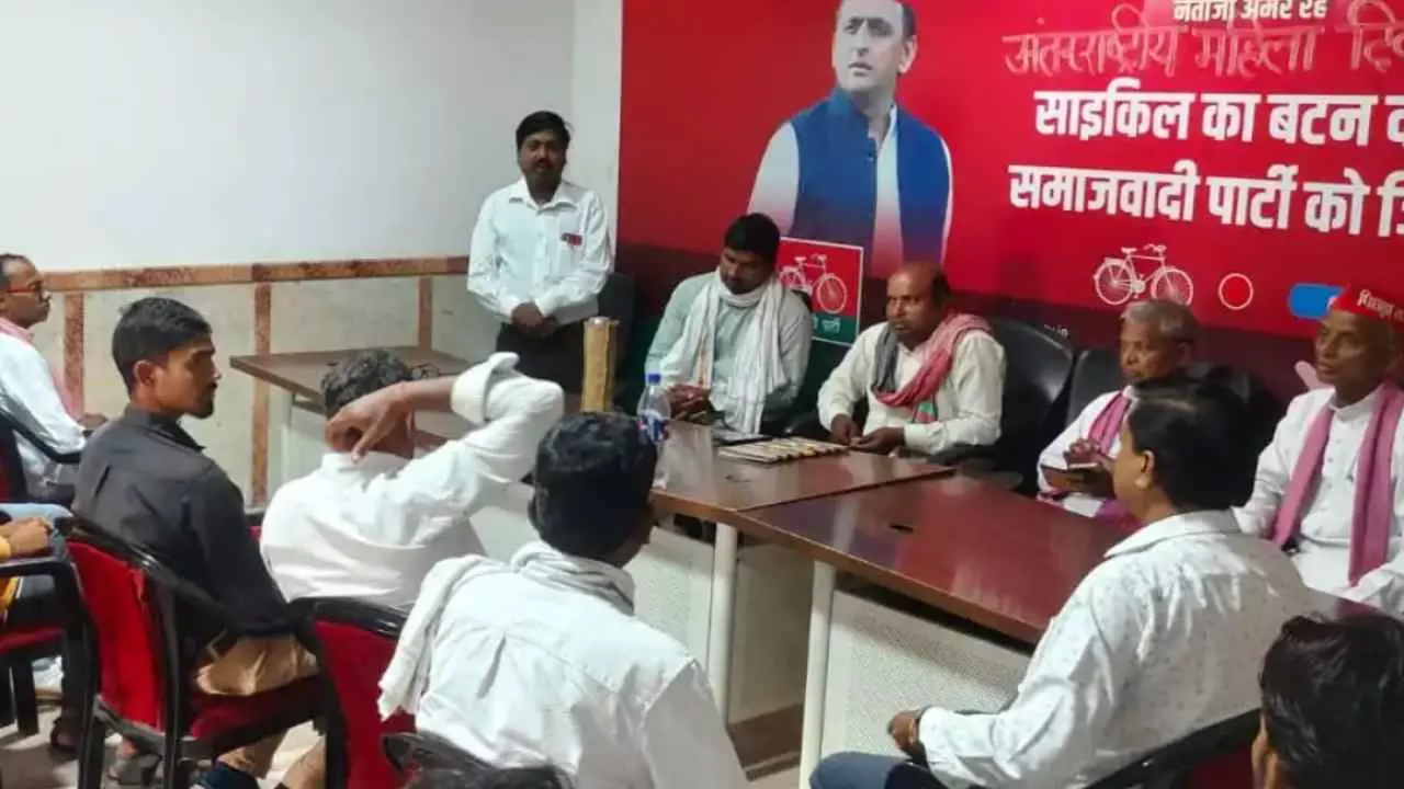 Mainpuri News: मैनपुरी में सपा पिछड़ा वर्ग प्रकोष्ठ की बैठक में फर्जी मतदाताओं का मुद्दा गरमाया Mainpuri News: मैनपुरी में सपा पिछड़ा वर्ग प्रकोष्ठ की बैठक में फर्जी मतदाताओं का मुद्दा गरमाया