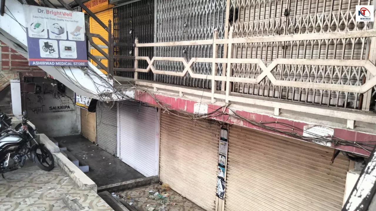 Lucknow News: लखनऊ में मेडिकल स्टोर बंद! ई-फार्मेसी के विरोध में उतरे दवा कारोबारी, मरीज परेशान Lucknow News: लखनऊ में मेडिकल स्टोर बंद! ई-फार्मेसी के विरोध में उतरे दवा कारोबारी, मरीज परेशान