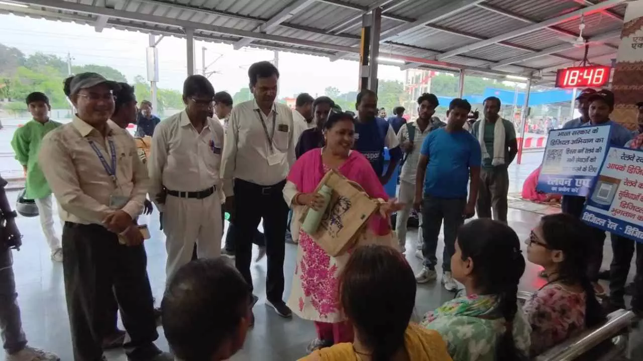 Hardoi News: हरदोई रेलवे स्टेशन पर जागरूकता अभियान, यात्रियों को दिया पर्यावरण संरक्षण का संदेश Hardoi News: हरदोई रेलवे स्टेशन पर जागरूकता अभियान, यात्रियों को दिया पर्यावरण संरक्षण का संदेश