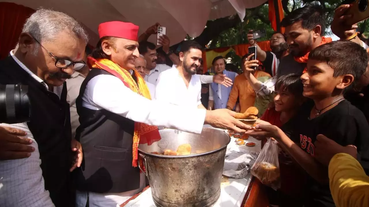 UP Election 2027: सॉफ्ट हिंदुत्व और PDA का कॉम्बो! अखिलेश यादव ने बदला सपा की राजनीति का पूरा गियर