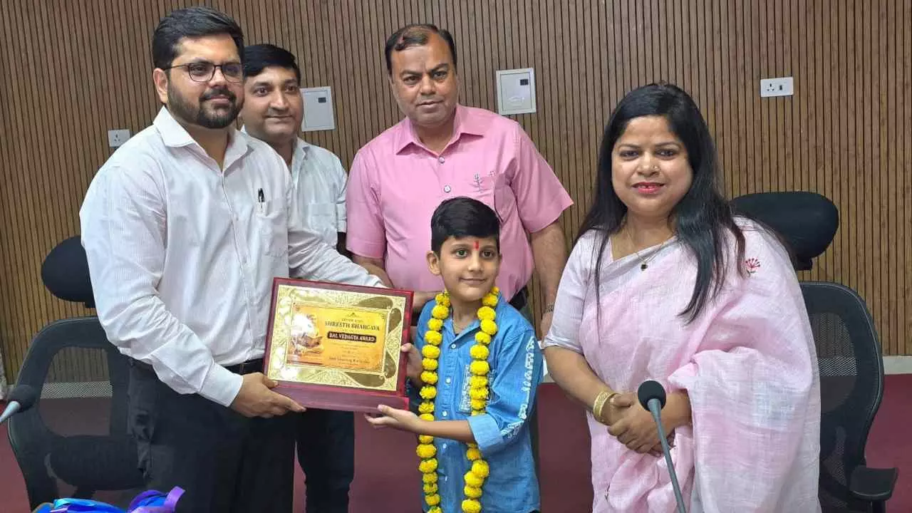 Jhansi News: निजी स्कूलों की मनमानी पर डीएम का बड़ा एक्शन, फीस और यूनिफॉर्म नियमों पर सख्ती