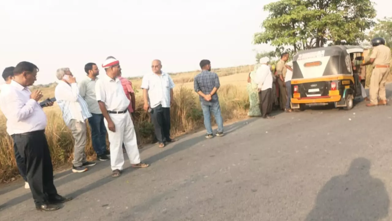 Azamgarh News :बाइक सवार और क्रेटा कार की भिड़ंत मे युवक की दर्दनाक मौत, एसडीएम ने दिखाई मानवता Azamgarh News :बाइक सवार और क्रेटा कार की भिड़ंत मे युवक की दर्दनाक मौत, एसडीएम ने दिखाई मानवता